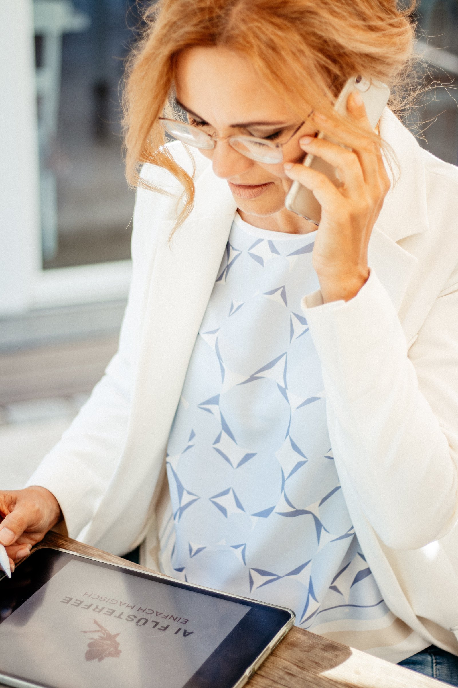Heike Bruckhuisen bei der Arbeit mit dem Tablet
