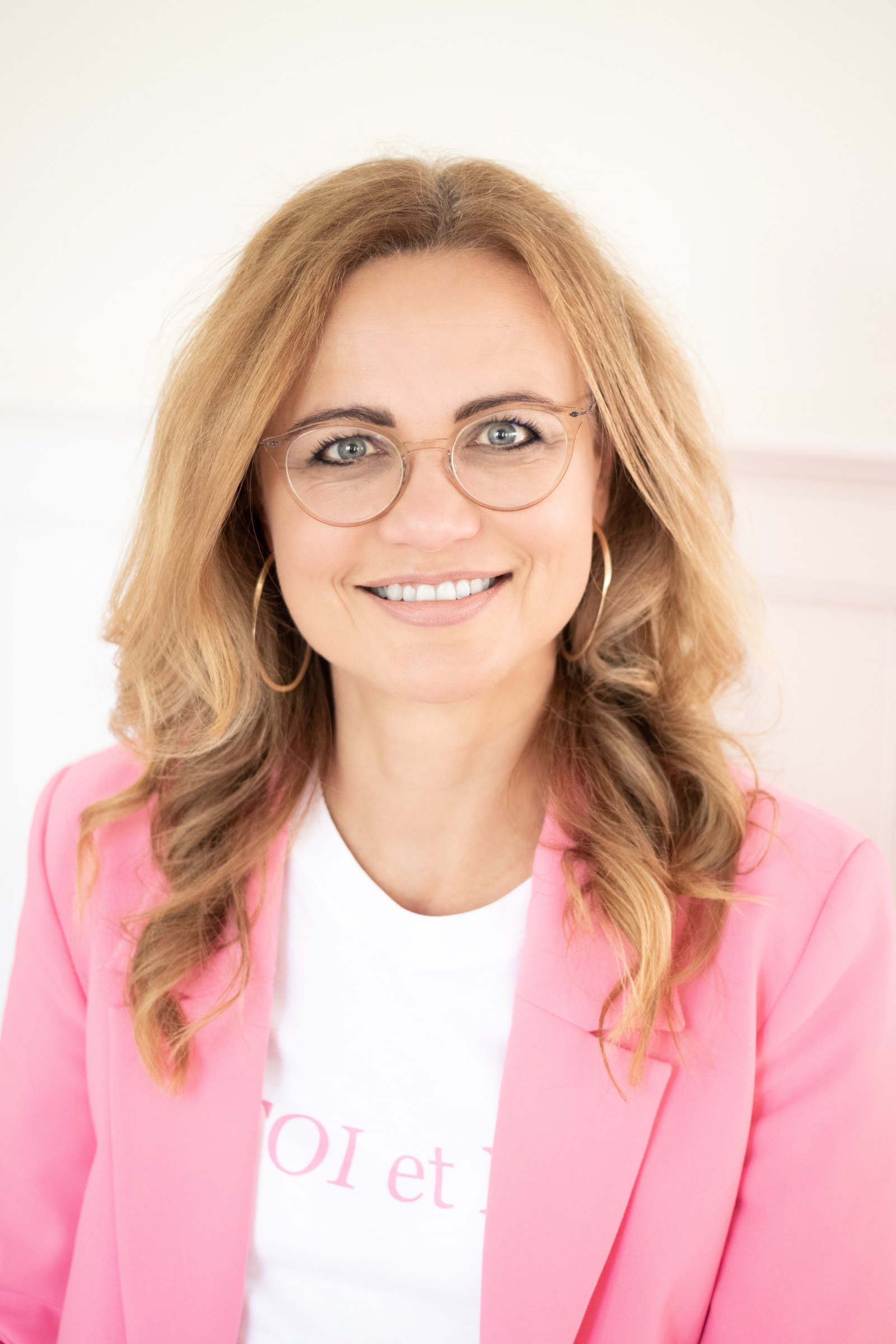 Heike Bruckhuisen, Porträt mit verschränkten Armen