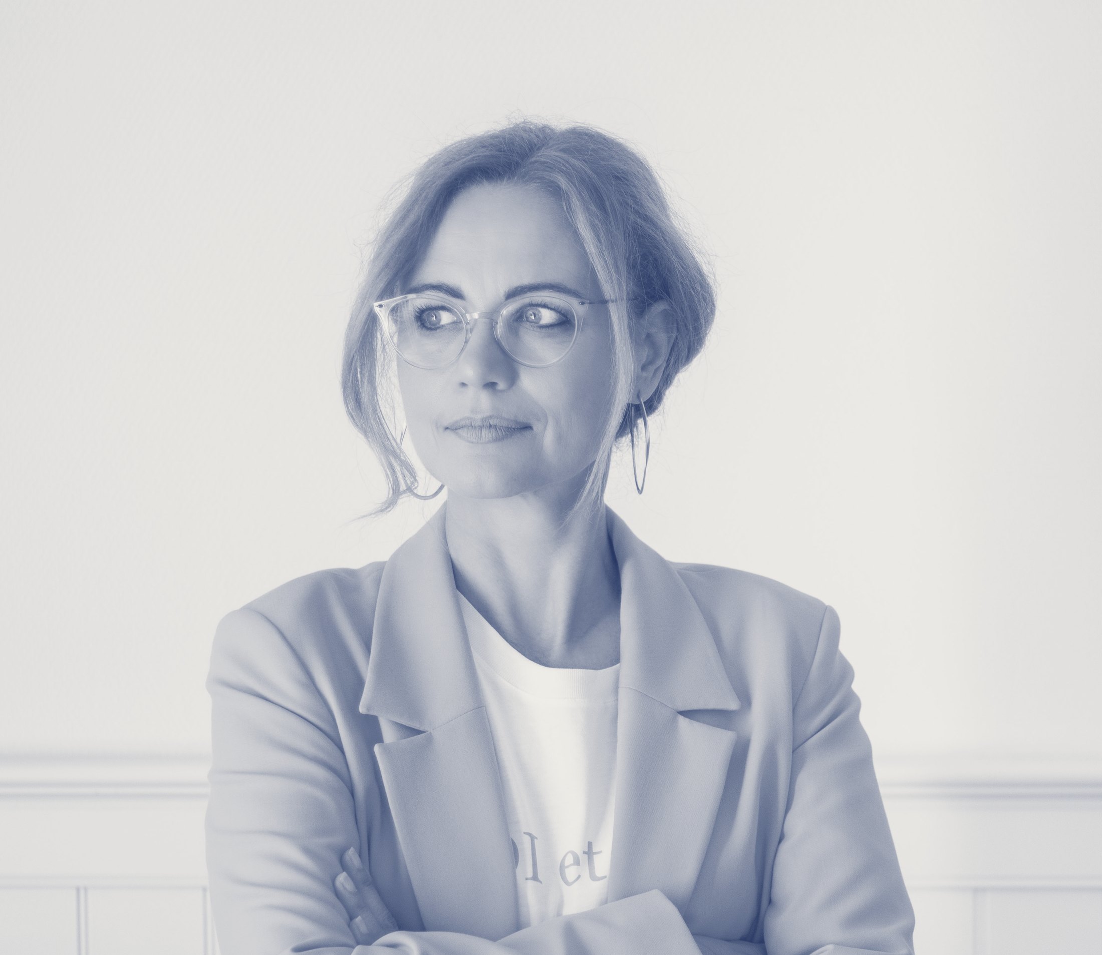 Heike Bruckhuisen mit verschränkten Armen